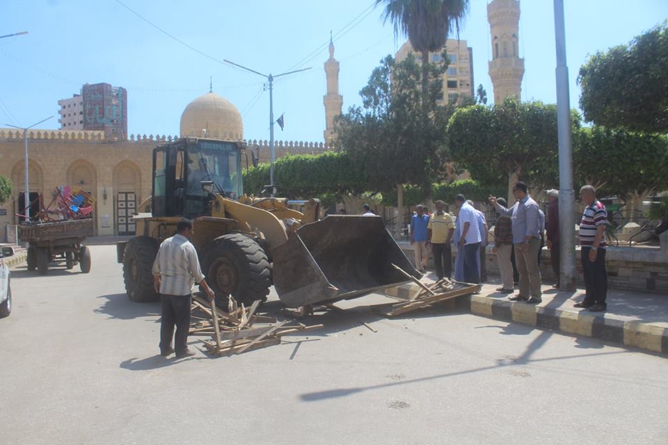   صور|| رئيس مدينة دسوق يقود حملة لرفع الإشغالات من الميدان الإبراهيمى