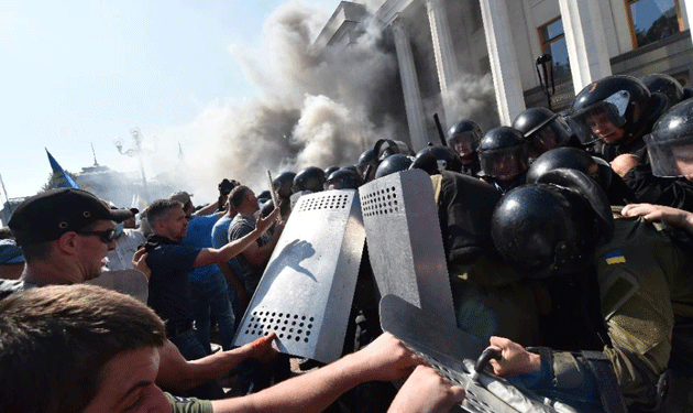   اشتباكات بين الشرطة الأوكرانية ومتظاهرون حاولوا اقتحام البرلمان