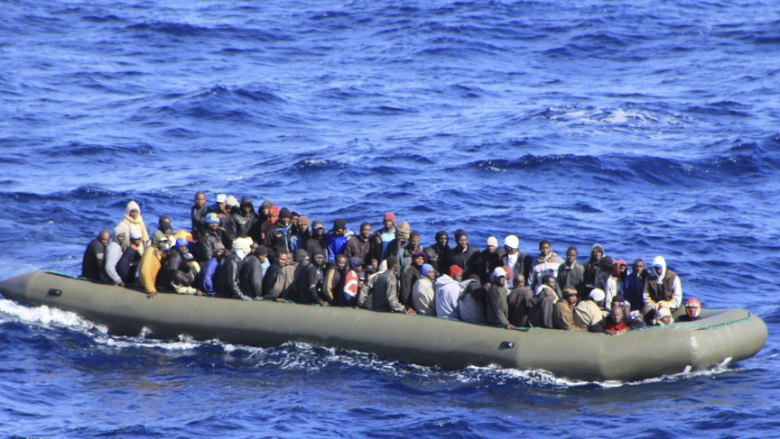   حرس السواحل الليبي ينقذ مركبا لمهاجرين غير شرعيين منهم 12 مصريا