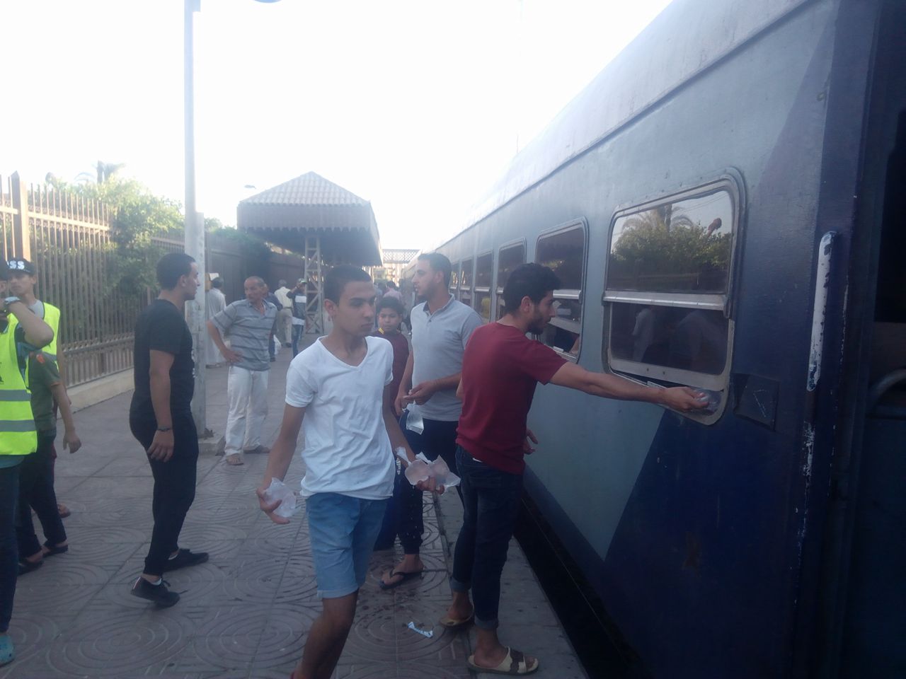   بالصور||  أهالى الفشن ببنى سويف يعزمون ركاب القطارات يوميا علي الفطار طوال شهر رمضان