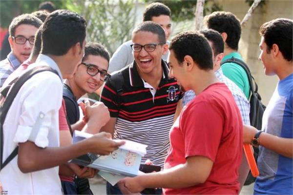  طلاب كفر الشيخ يعبرون عن فرحتهم بسهولة «الفرنساوى»