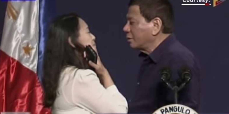   قبلة الرئيس الفلبينى تثير كثير من الغضب على «وسائل التواصل»