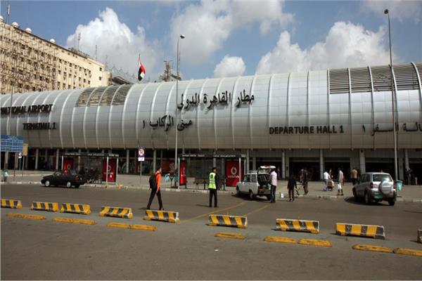   بمناسبة رأس السنة .. مطار القاهرة يخفض رسوم دخول أهالى المسافرين  