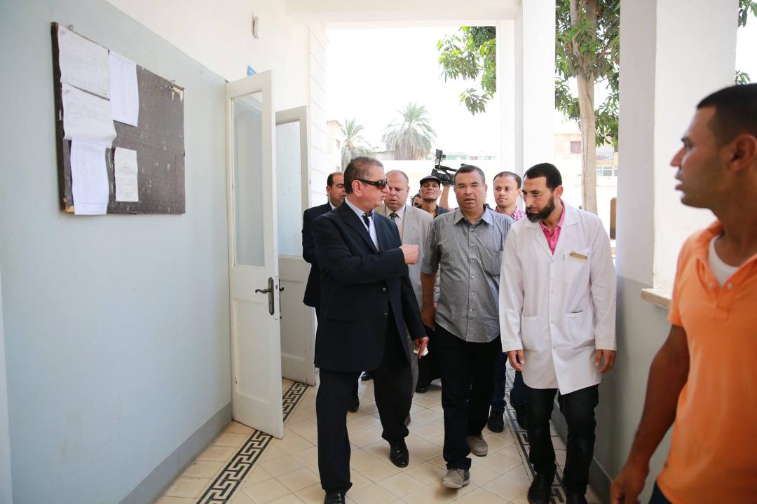   بالصور.. محافظ كفرالشيخ يفاجىء مستشفى الرمد القديم ويحيل 32 طبيبًا للتحقيق
