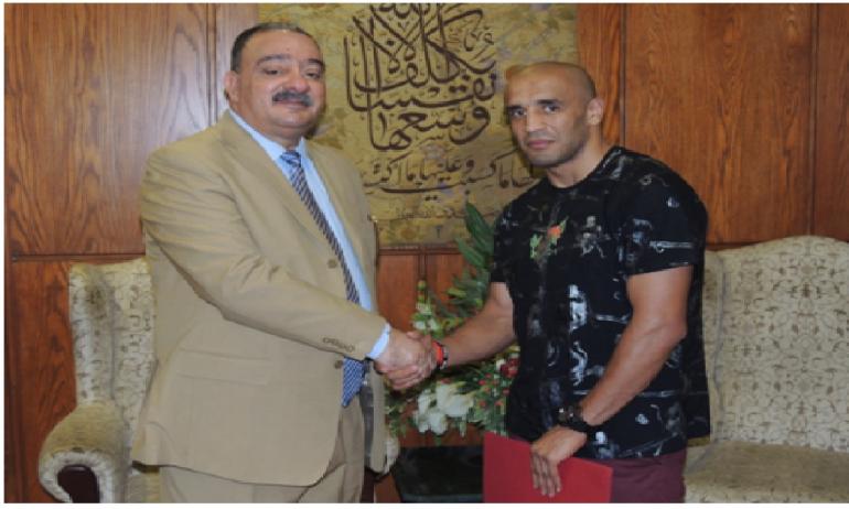   وزير الداخلية يكرم لاعب إتحاد الشرطة الرياضى الفائز بذهبية الملاكمة بدورة البحر الأبيض المتوسط