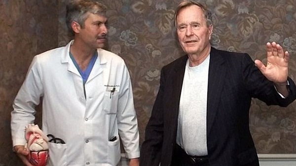   مقتل طبيب الرئيس الأمريكي الأسبق بوش في حادث غامض