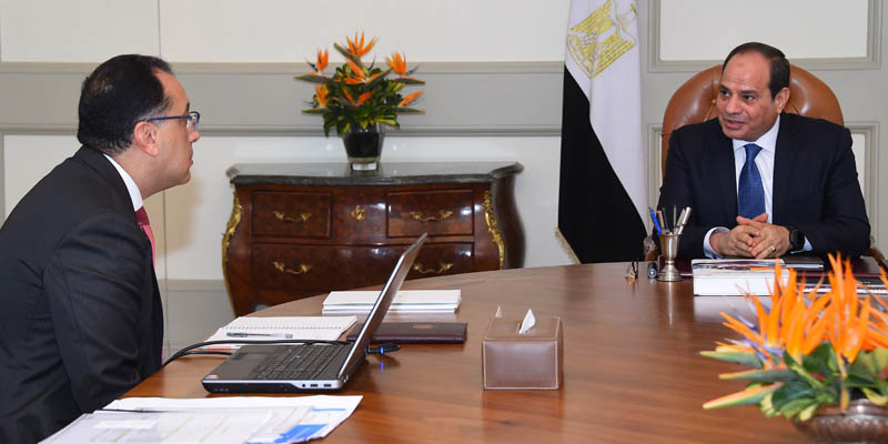   الرئيس يعقد اجتماعاً مع رئيس مجلس الوزراء وزير الإسكان
