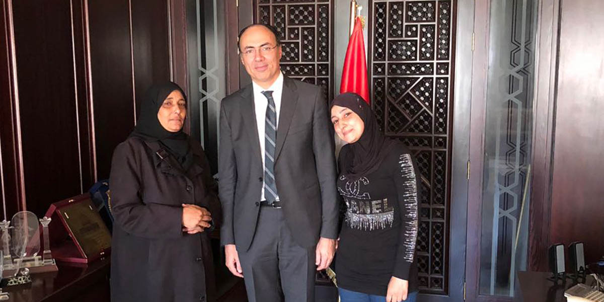   السفارة المصرية في سوريا تخرج عائلتين مصريتين من «الغوطة الشرقية» ومن منطقة «الحجر الأسود» وتعيدهم إلى أرض الوطن
