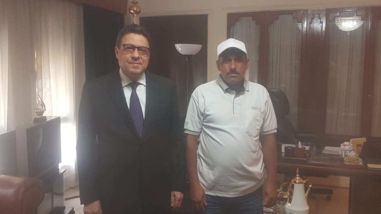   سفير مصر بالكويت يستقبل الصياد المصري منقذ منطقة شرق من حريق مأسوي