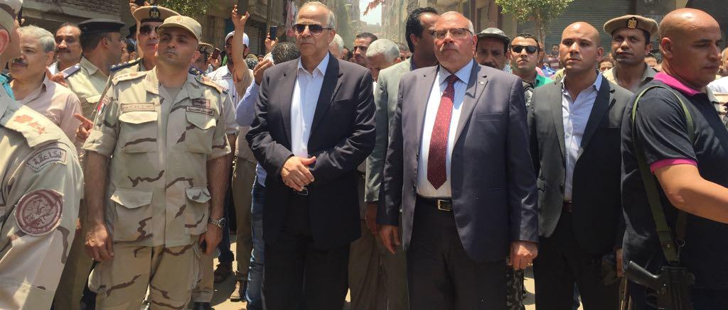   بالصور|  محافظ القليوبية ومدير الأمن يتقدمان جنازة «شهيد سيناء»