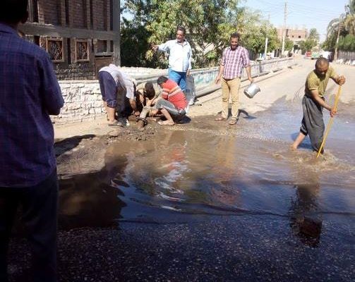   بعد انفجارها .. الوحدات المحلية بالمنيا تنهي إصلاح ماسورة المياه بطريق "شمس الدين"
