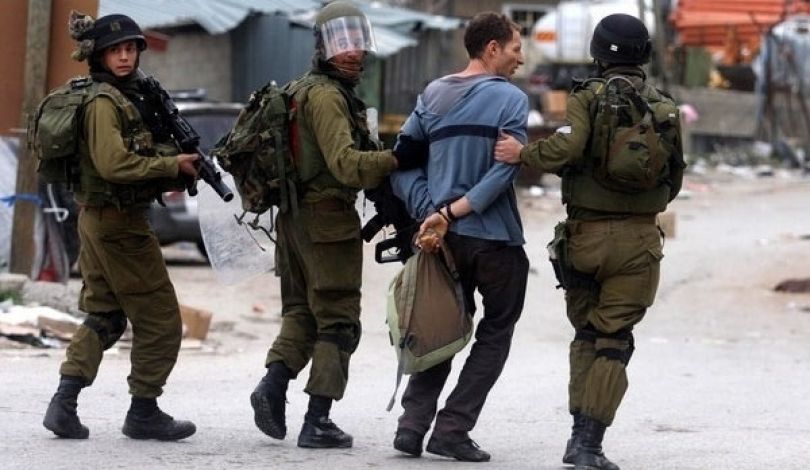   الاحتلال يعتقل 7 فلسطينيين بالضفة وتبعد مواطنة وابنتها عن المسجد الأقصى