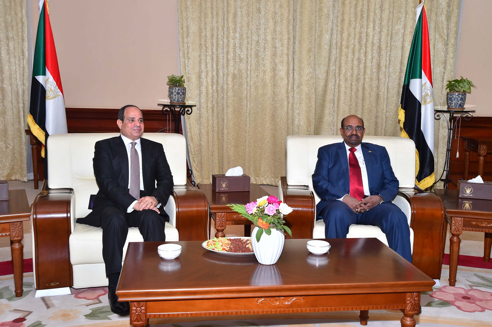   الرئيس يعقد جلسة مباحثات مع الرئيس السوداني عمر البشير
