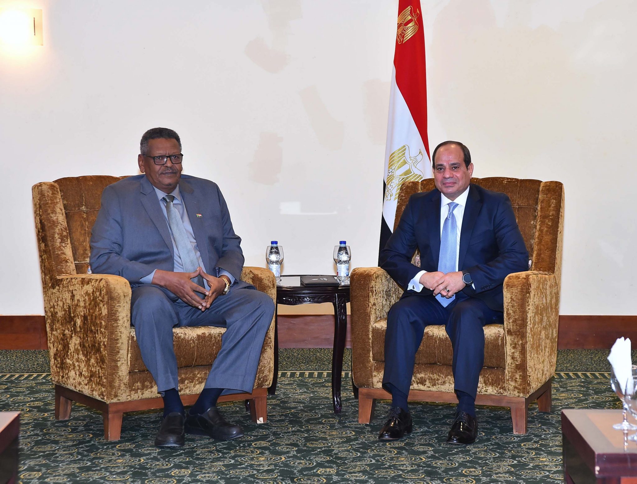   الرئيس يستقبل نائب الرئيس السوداني بمقر إقامة بالخرطوم