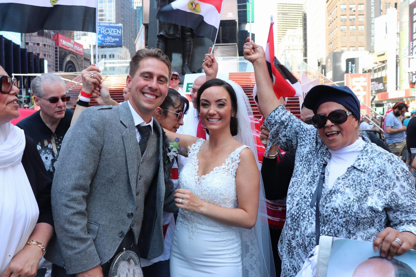   عروسان أمريكيان يشاركان المصريين الاحتفال بـ30 يونيو فى نيويورك