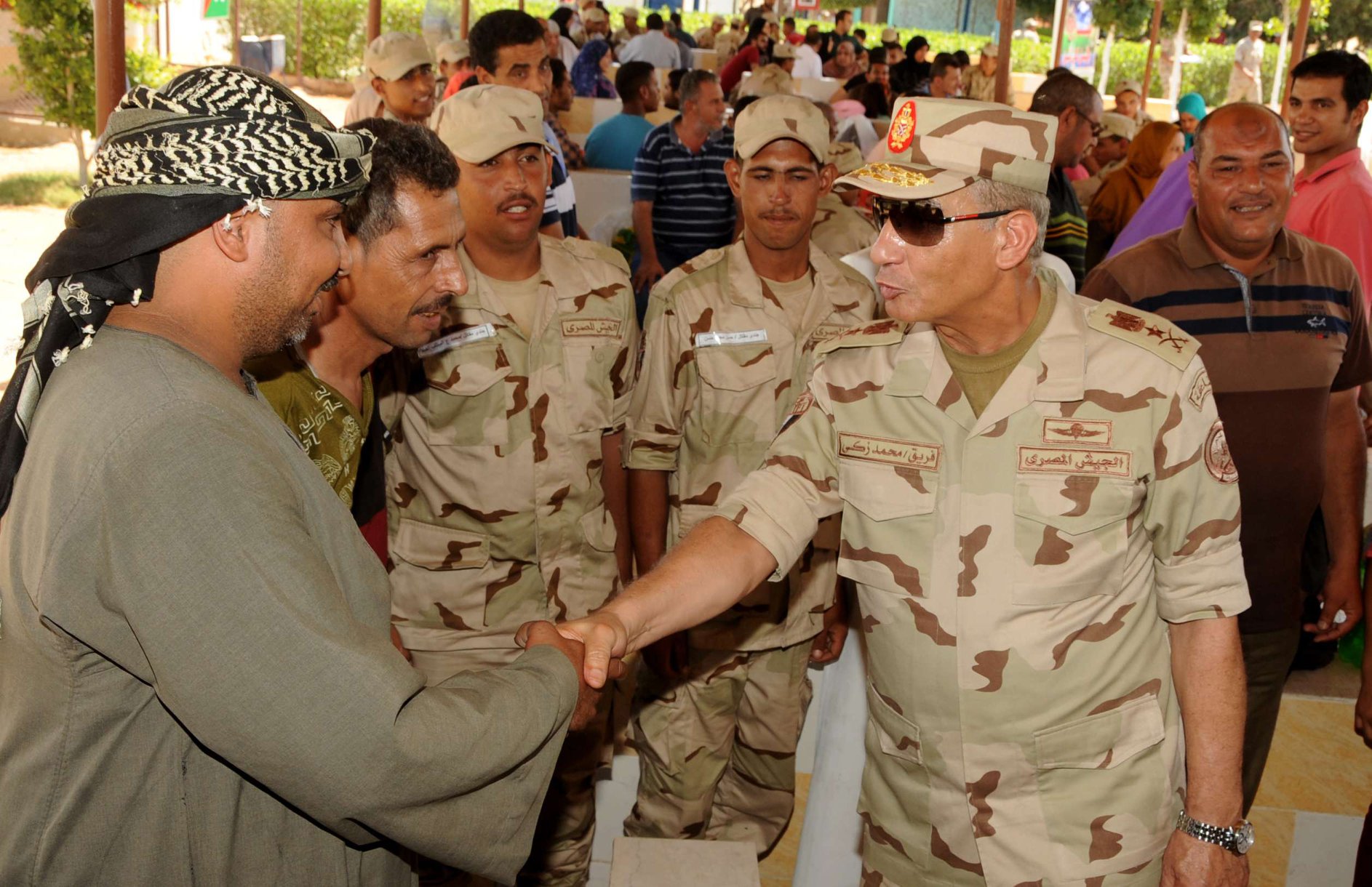   وزير الدفاع يزور عدد من مراكز تدريب القوات المسلحة ويلتقي بالجنود المستجدين