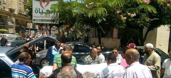   وصول جثمان الفنان الراحل محمد شرف إلى مسجد سموحة