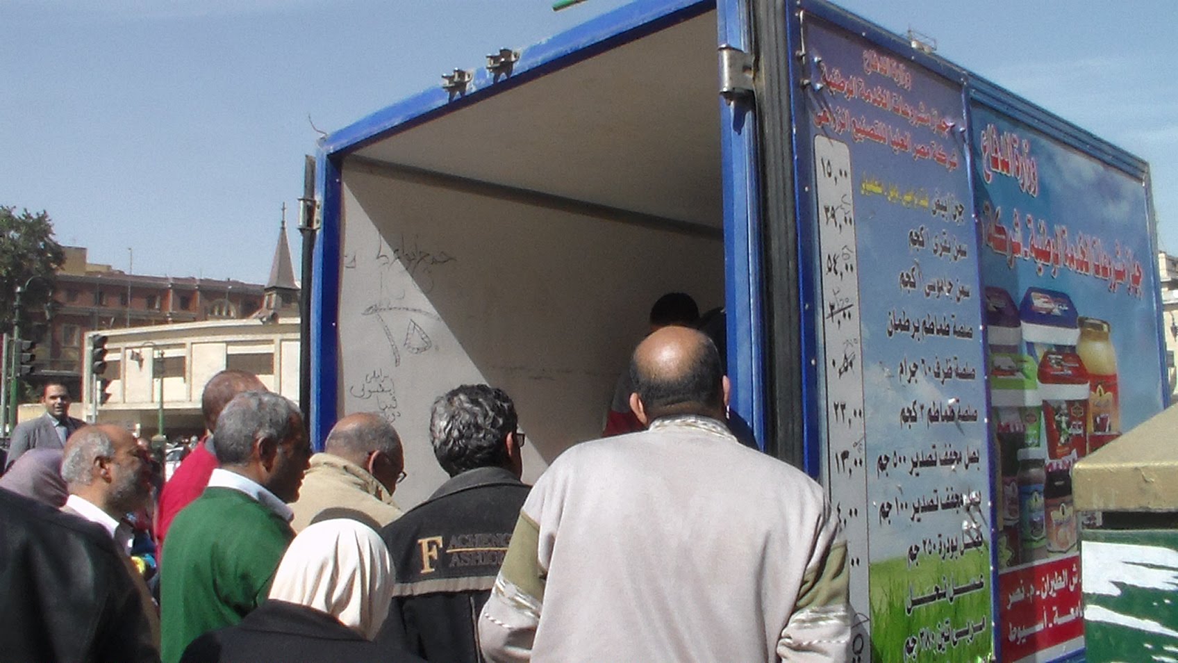   سيارة متنقلة لبيع السلع الغذائية والأسماك بأسعار مخفضة في قرية «أبوصوير البلد»