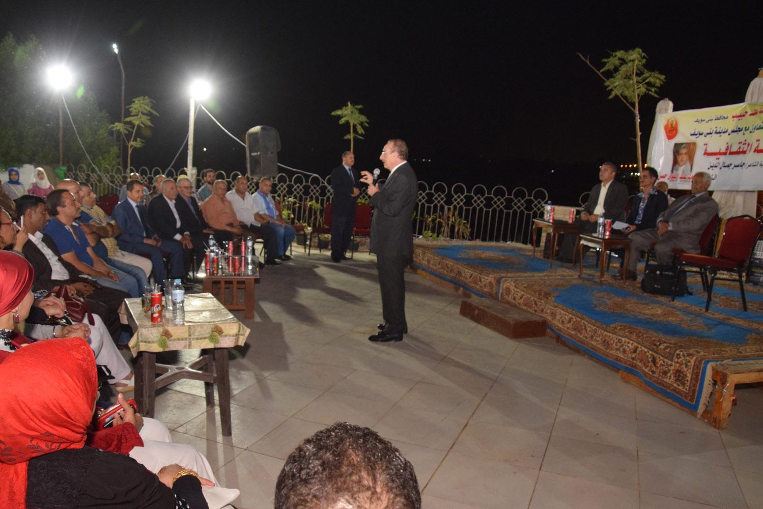   محافظ بني سويف خلال حضوره أمسية ثقافية يفتح حوارًا مع المواطنين