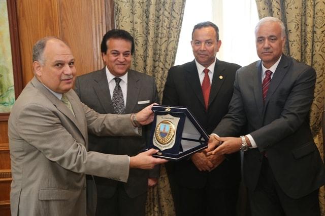   «عبد الغفار» يشهد توقيع اتفاقية تعاون بين جامعات الإسكندرية والمنوفية والمصرية للتعلم الإلكتروني الأهلية