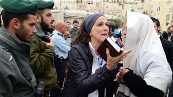   يهودية تعتدى على شابة عربية وسط القدس لتحدثها بالعربية