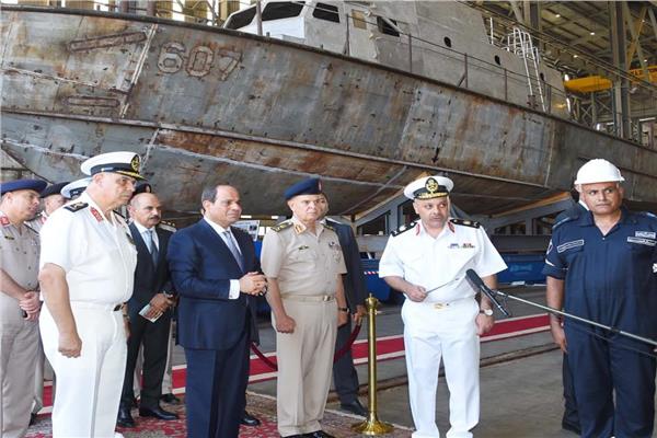   الرئيس السيسي يتفقد هناجر وورش إصلاح للقوات البحرية