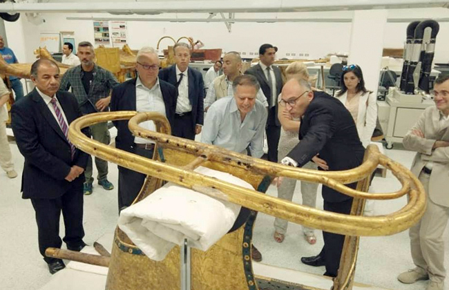   بالصور|| وزير الخارجية الإيطالي يتفقد مقتنيات «الملك» فى زيارته للمتحف الكبير