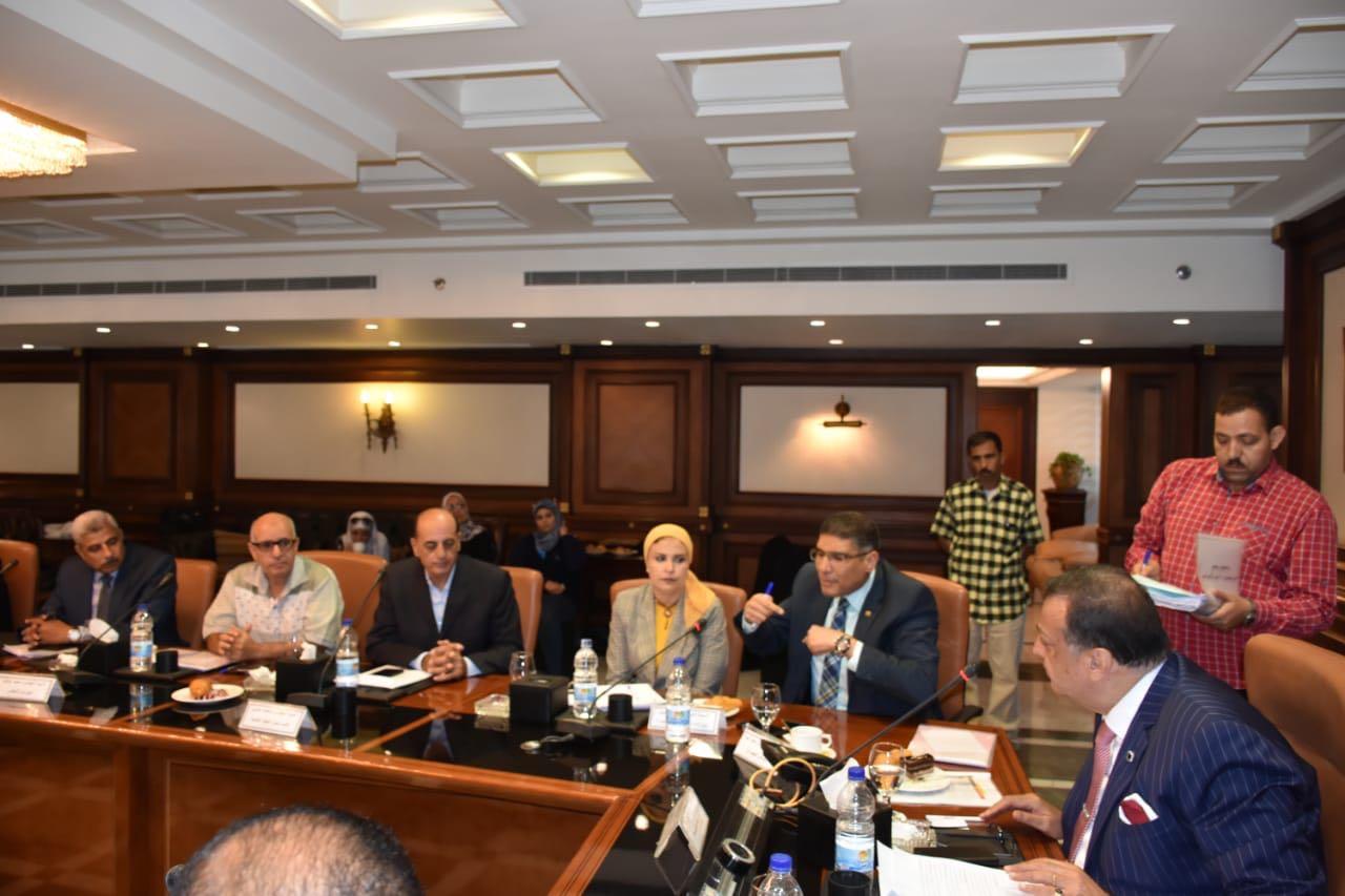   فى أول اجتماع رسمى بعد تشكيلة «مجلس أمناء القاهرة الجديدة» يشكل لجنة لحل كافة المشاكل التى تواجة السكان