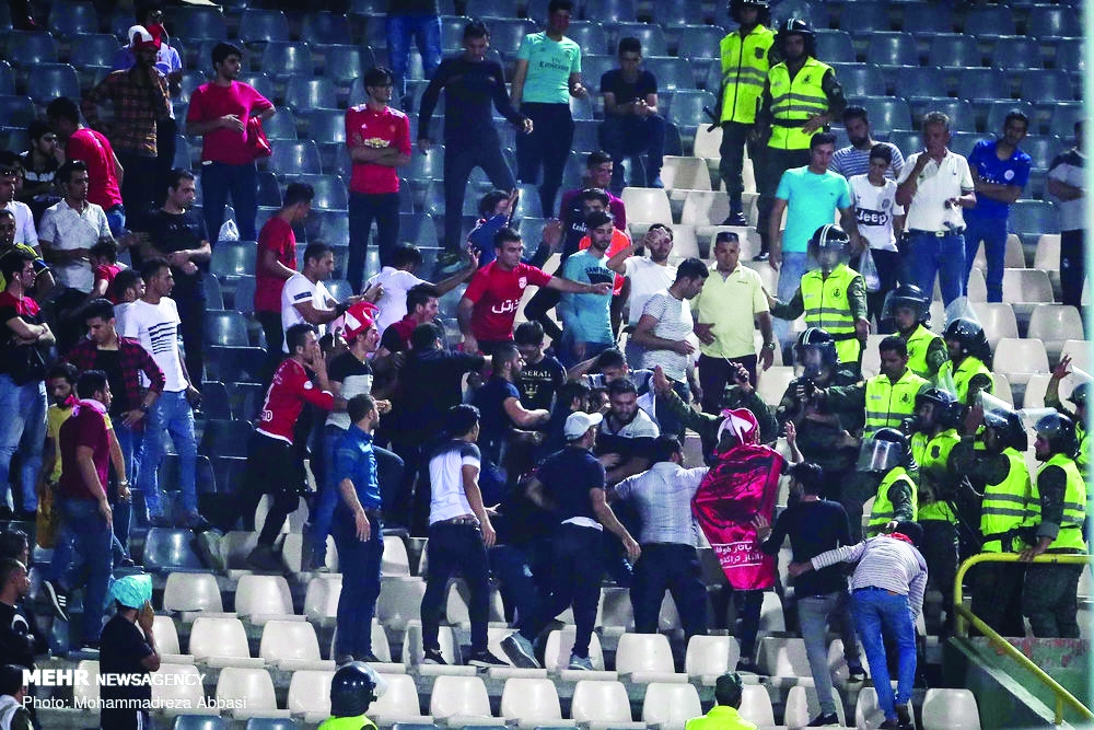    الأمن الإيرانى يصطدم بجمهور كرة القدم الذى هتف ضد المرشد ونظامه