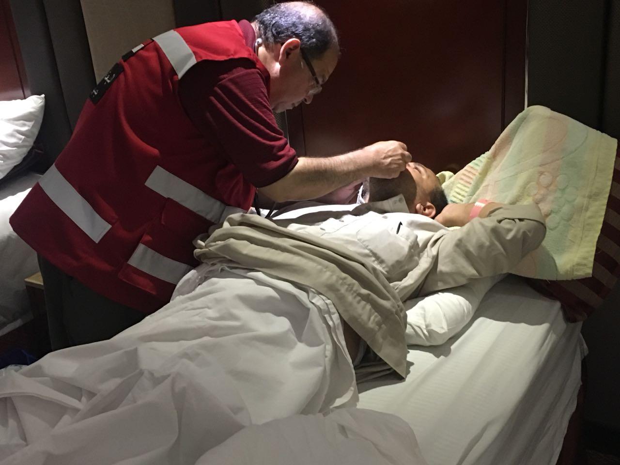   صور|| رئيس بعثة الحج الطبية والمستشارالطبي يتفقدان الحالة الصحية للحجاج المصريين المحتجزين بمستشفى الملك فيصل بمكة