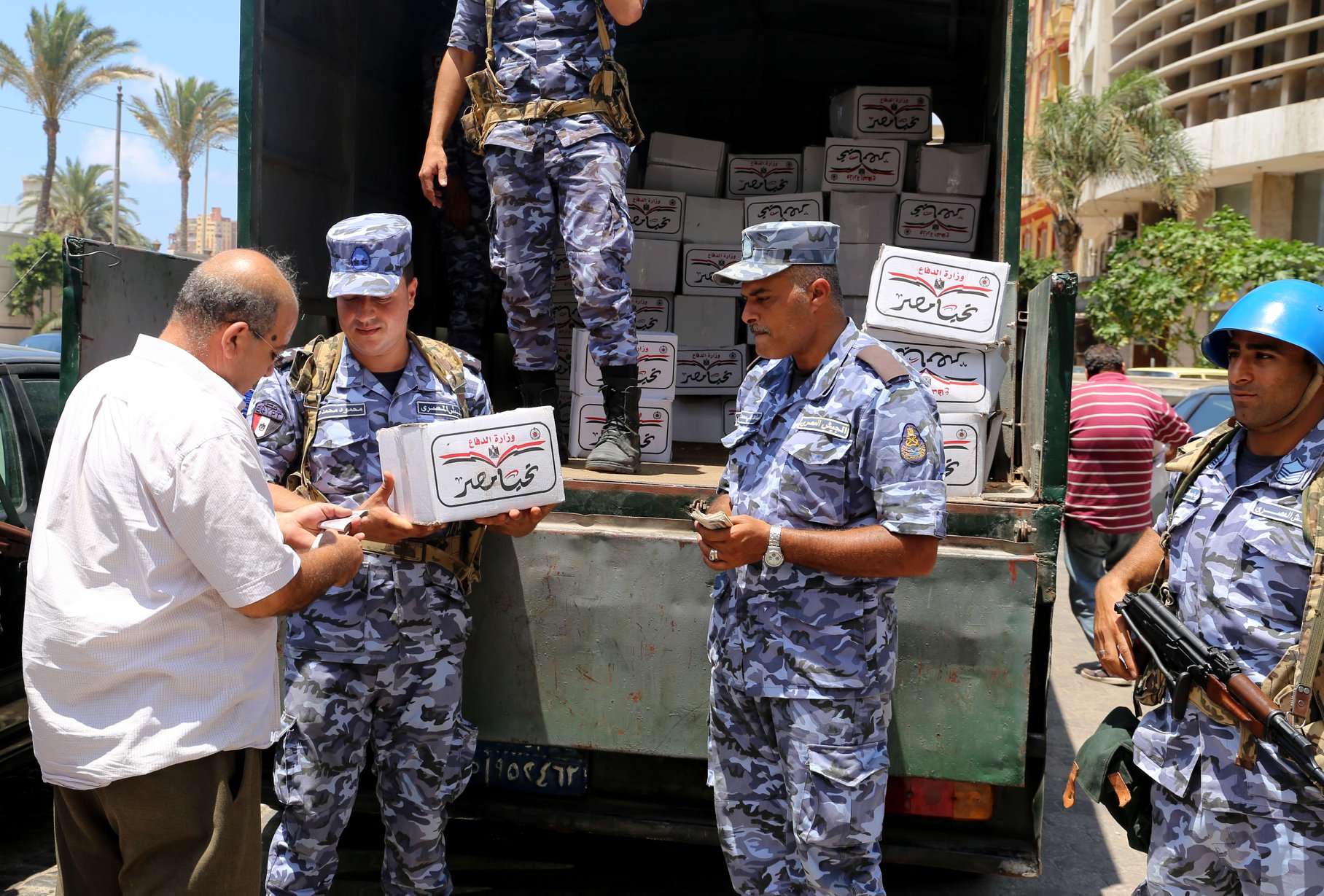   القوات المسلحة توزع مليون حصة غذائية قبل عيد الأضحى بنصف الثمن