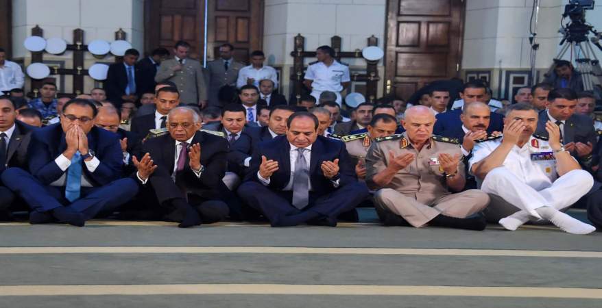   الرئيس السيسى يؤدى صلاة عيد الأضحى فى مسجد محمد كريم بالإسكندرية