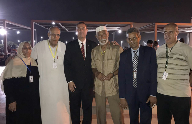   السفير الفلسطيني يستقبل الفوج الثالث من حجاج قطاع غزة بمطار القاهرة