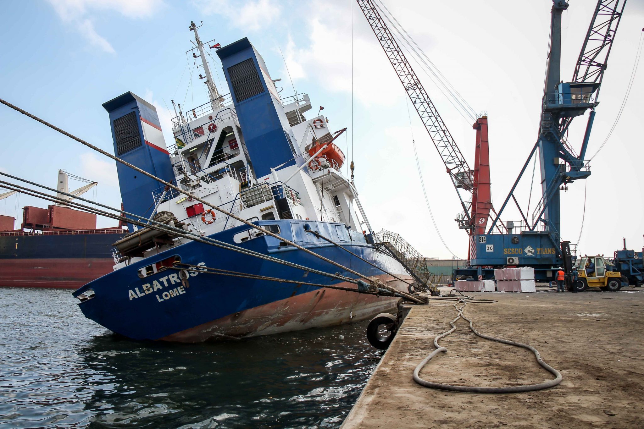   هيئة ميناء دمياط تعلن السيطرة علي ميول سفينة بأحد أرصفة الميناء