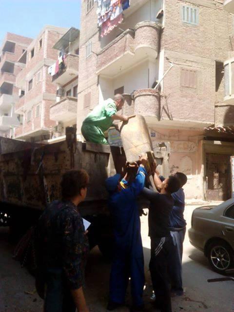   حي غرب المنيا يواصل أعمال منظومة الجمع السكنى للقمامة