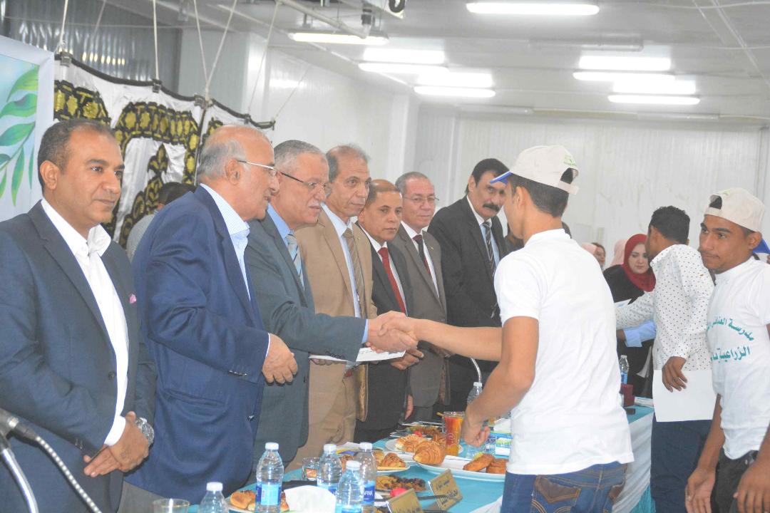   محافظ المنيا يشهد تخرج الدفعة الأولى لطلبة مدرسة العنانى الزراعية