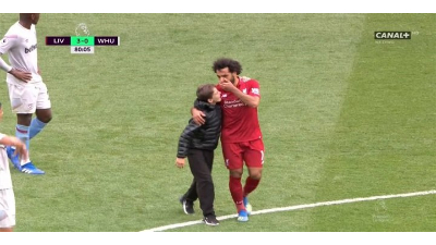   شاهد | طفل يقتحم مباراة ليفربول من أجل محمد صلاح