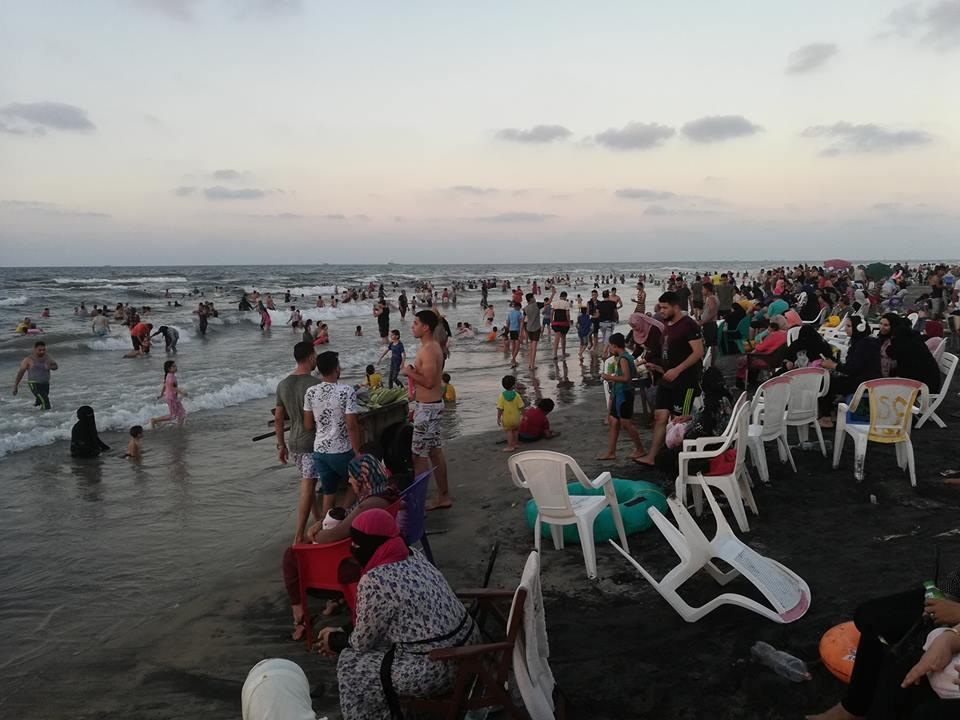   بالصور| شواطئ مصيف بلطيم  كاملة العدد فى رابع أيام عيد الأضحى والحجوزات 100%