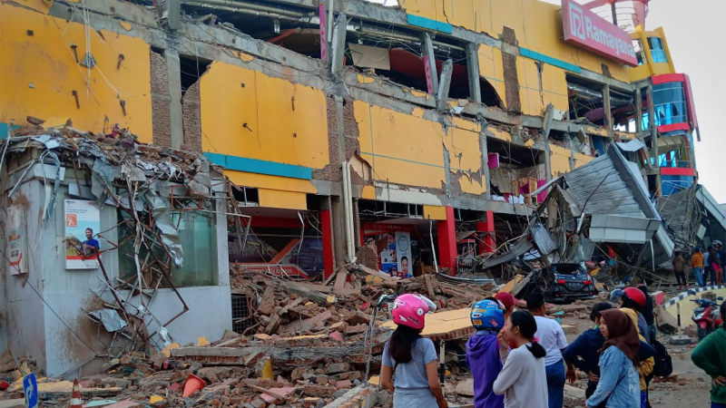   ارتفاع عدد ضحايا زلزال وتسونامى إندونيسيا إلى 832 قتيلًا