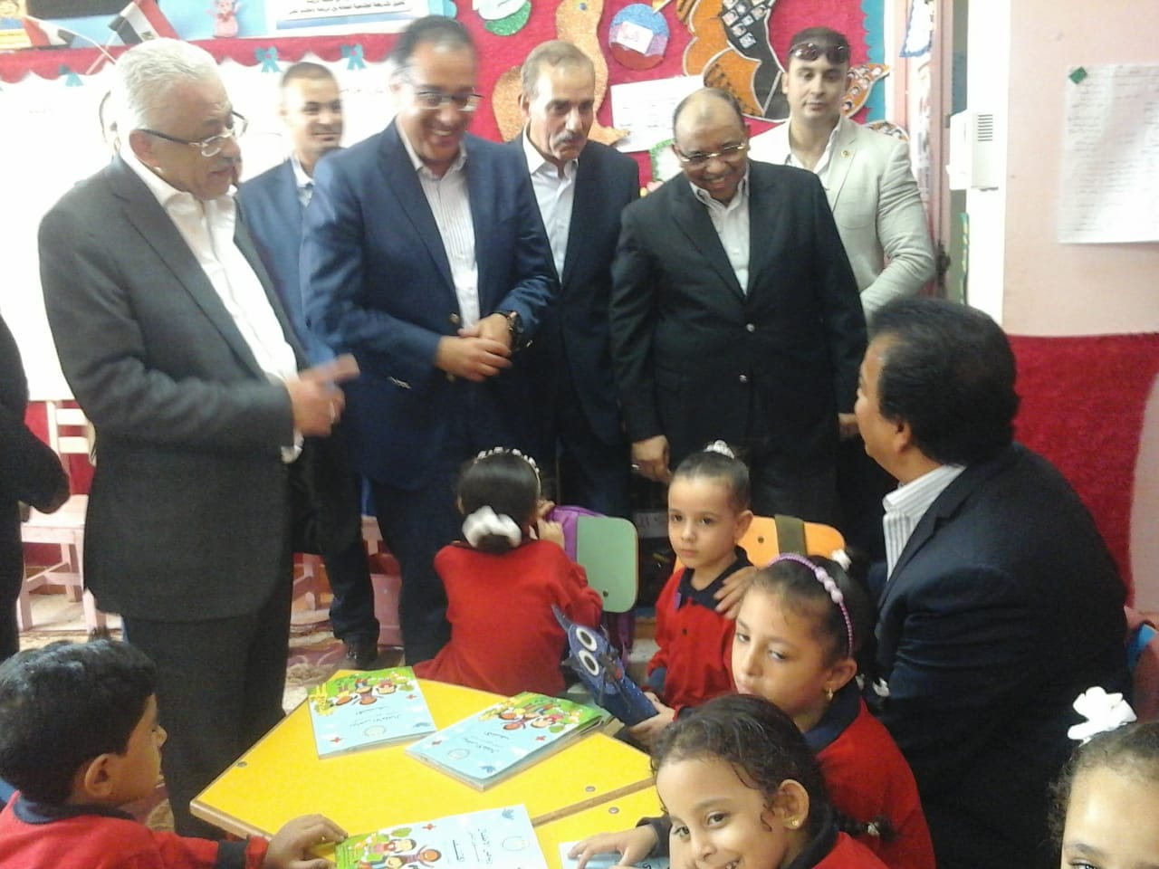   وزير التعليم العالي يتوسط مجموعة من رياض أطفال قائلًا: «نفسنا نرجع زيهم»