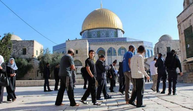   مستوطنون يقتحمون المسجد الأقصى بحراسات مشددة من قوات الاحتلال