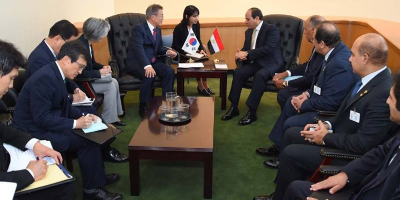   الرئيس يلتقى رئيس كوريا الجنوبية.. ويبحثان زيادة حجم الاستثمارات الكورية فى مصر