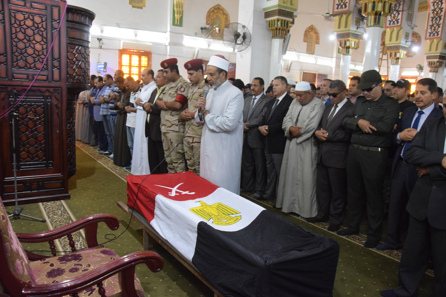   محافظ بنى سويف ومدير الأمن والمستشار العسكري يشيعون جنازة شهيد القوات المسلحة في سيناء