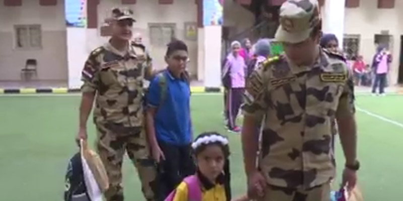   شاهد|| عناصر القوات المسلحة المصرية تصطحب أبناء الشهداء فى أول أيام الدراسة