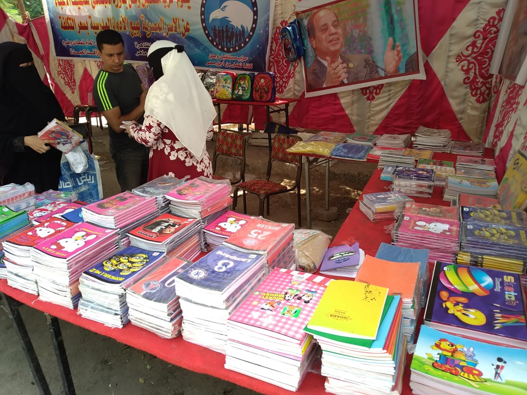   صور | مستقبل وطن ينظم معارض لبيع الأدوات المدرسية بأسعار مخفضة في القاهرة