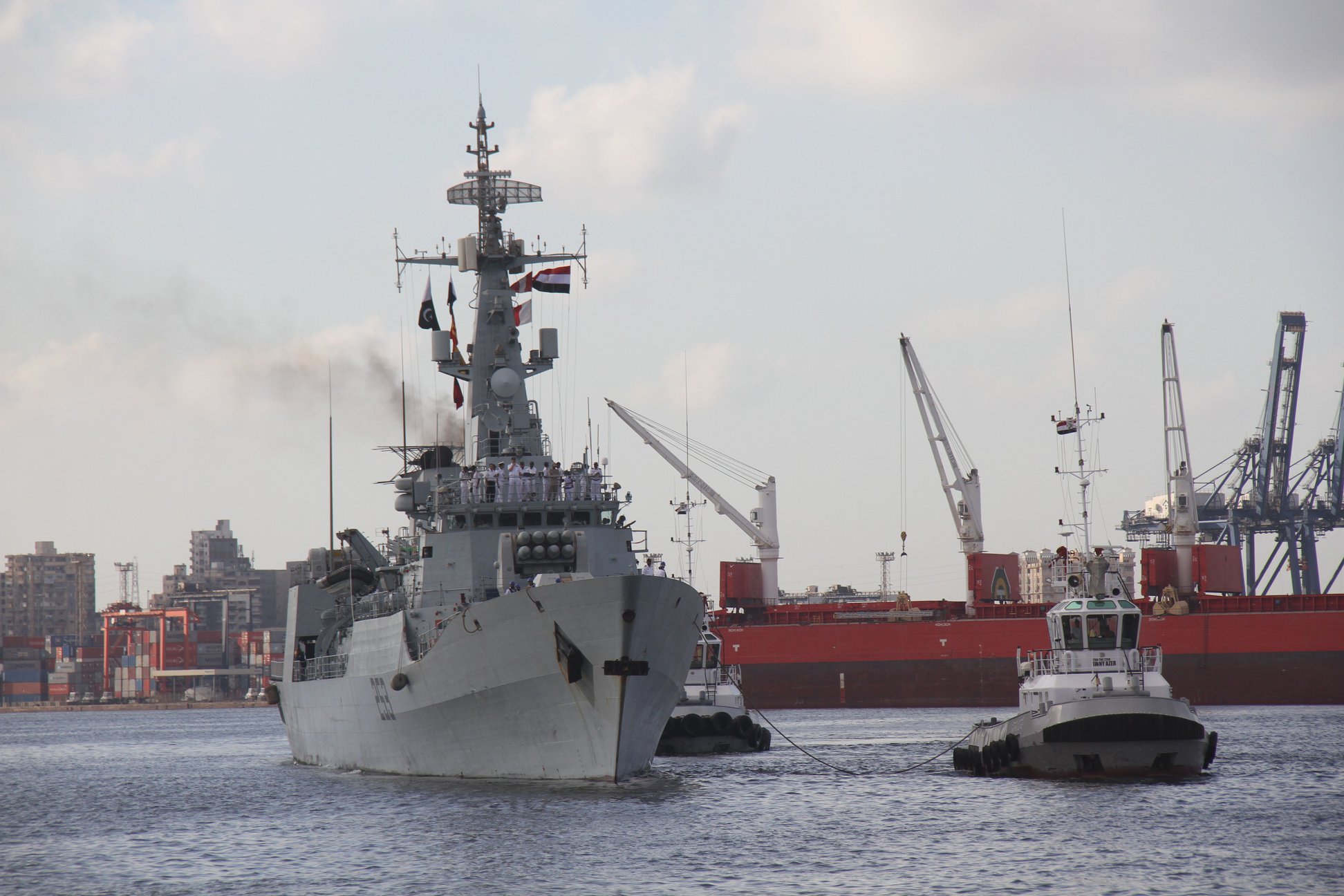   البحرية المصرية والباكستانية تنفذان تدريبا بحريا  عابرا بنطاق البحر الأبيض المتوسط