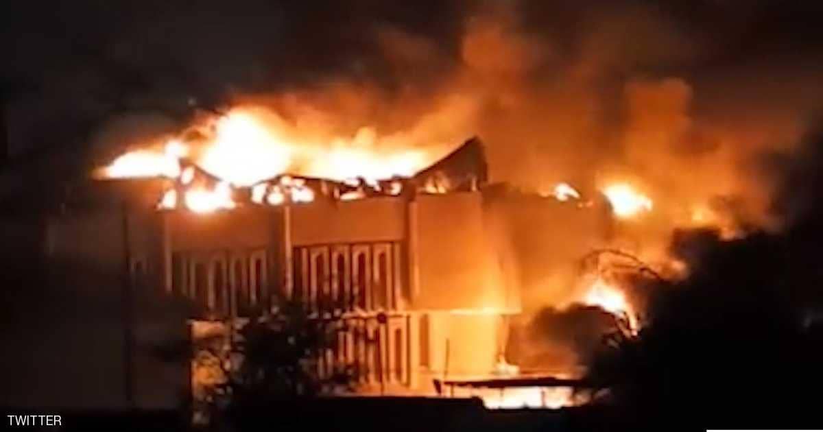  شاهد | النيران تلتهم مبنى محافظة البصرة