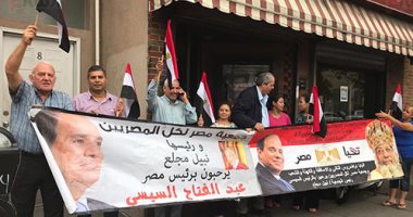   الرئيس السيسى يحيّى المصريين أمام مقر إقامته بنيوريوك