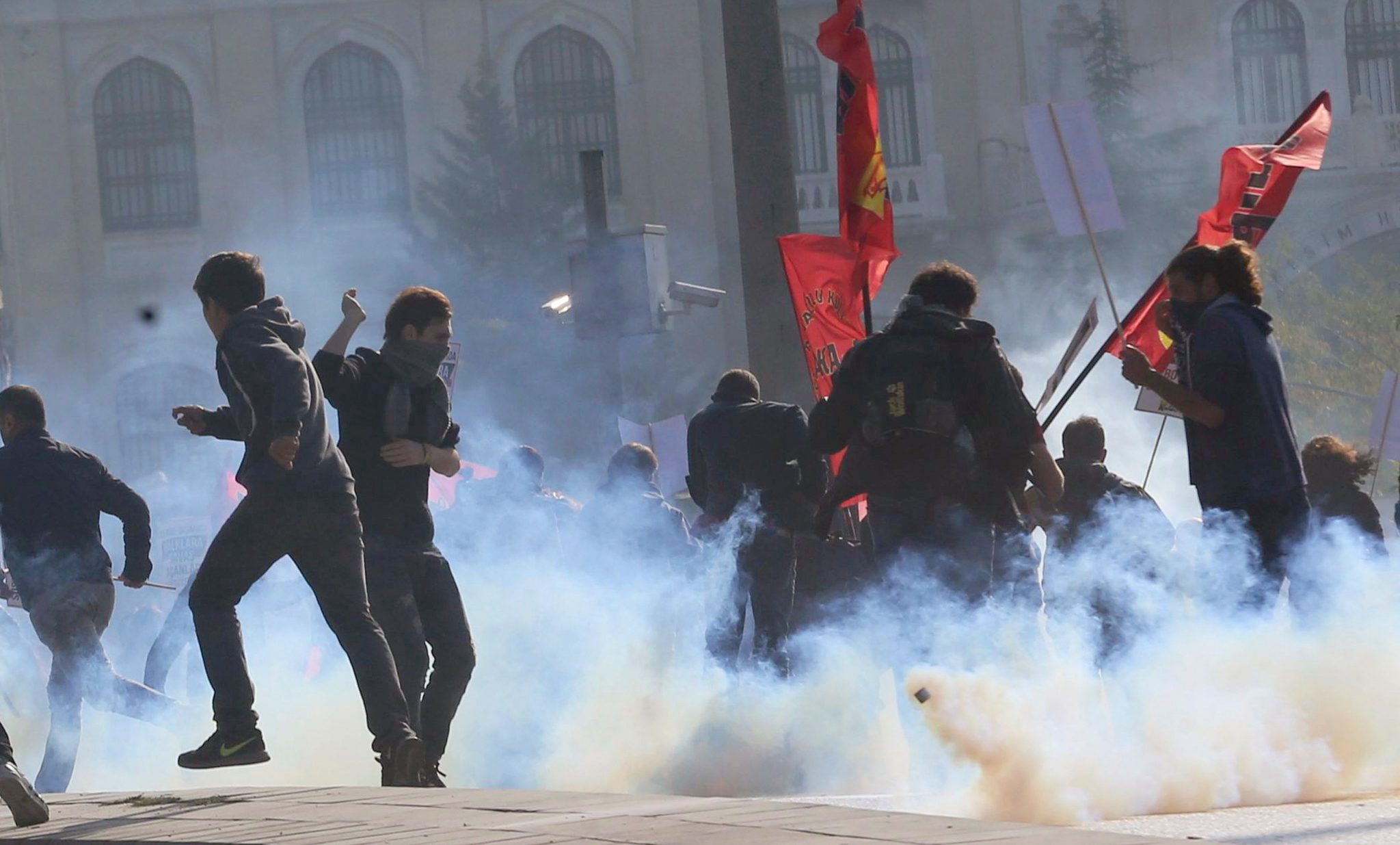   شرطة أردوغان تطلق قنابل الغاز على عمال مطار إسطنبول بعد إضرابهم