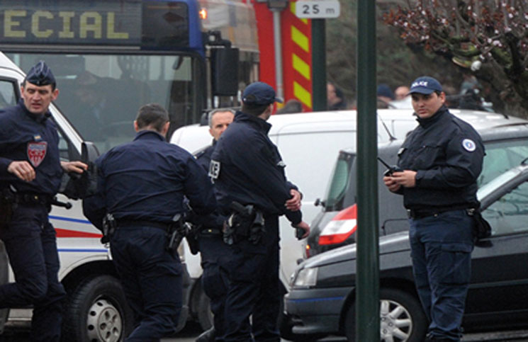   عاجل|| الشرطة الفرنسية تعتقل رجلًا اقتحم مطار «ليون» بسيارته